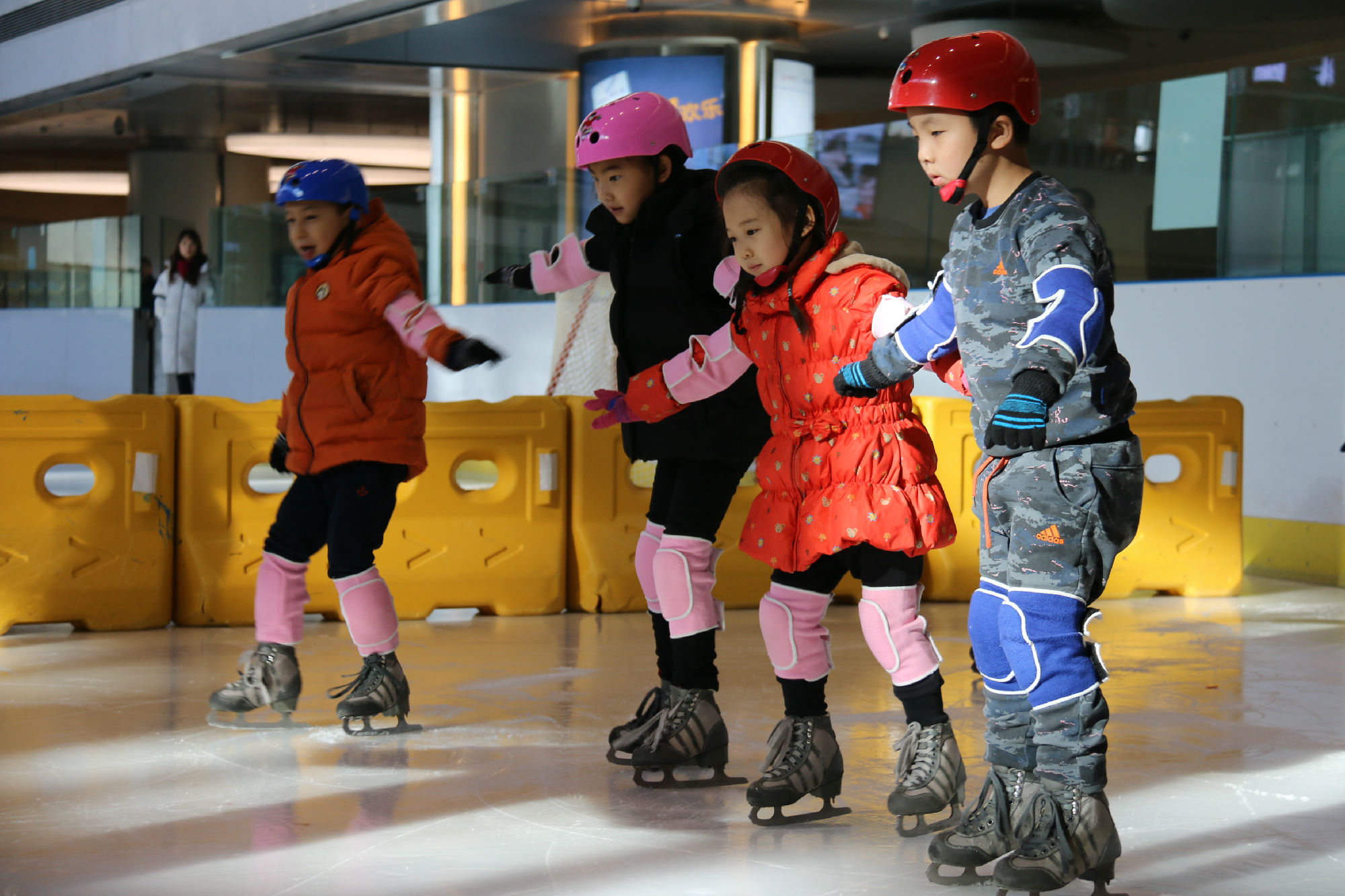 儿童溜冰教程 儿童轮滑入门自学教程_华夏智能网